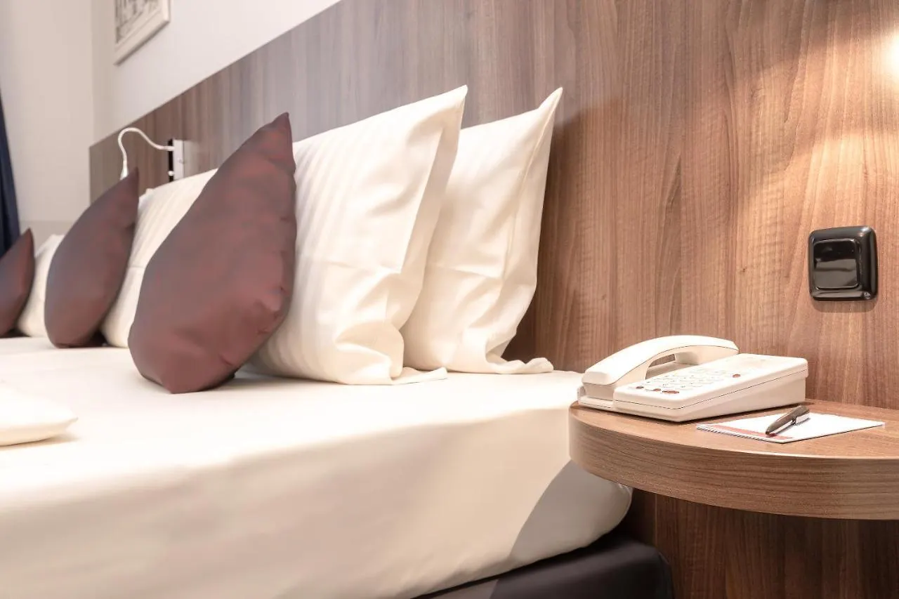 Ramada By Wyndham Frankfurt Central Station フランクフルト 3*,